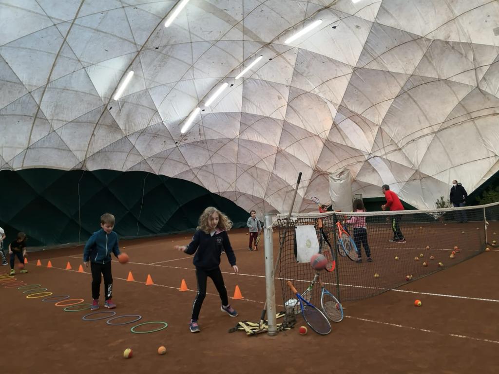 Club de tenis pentru adulți și copii